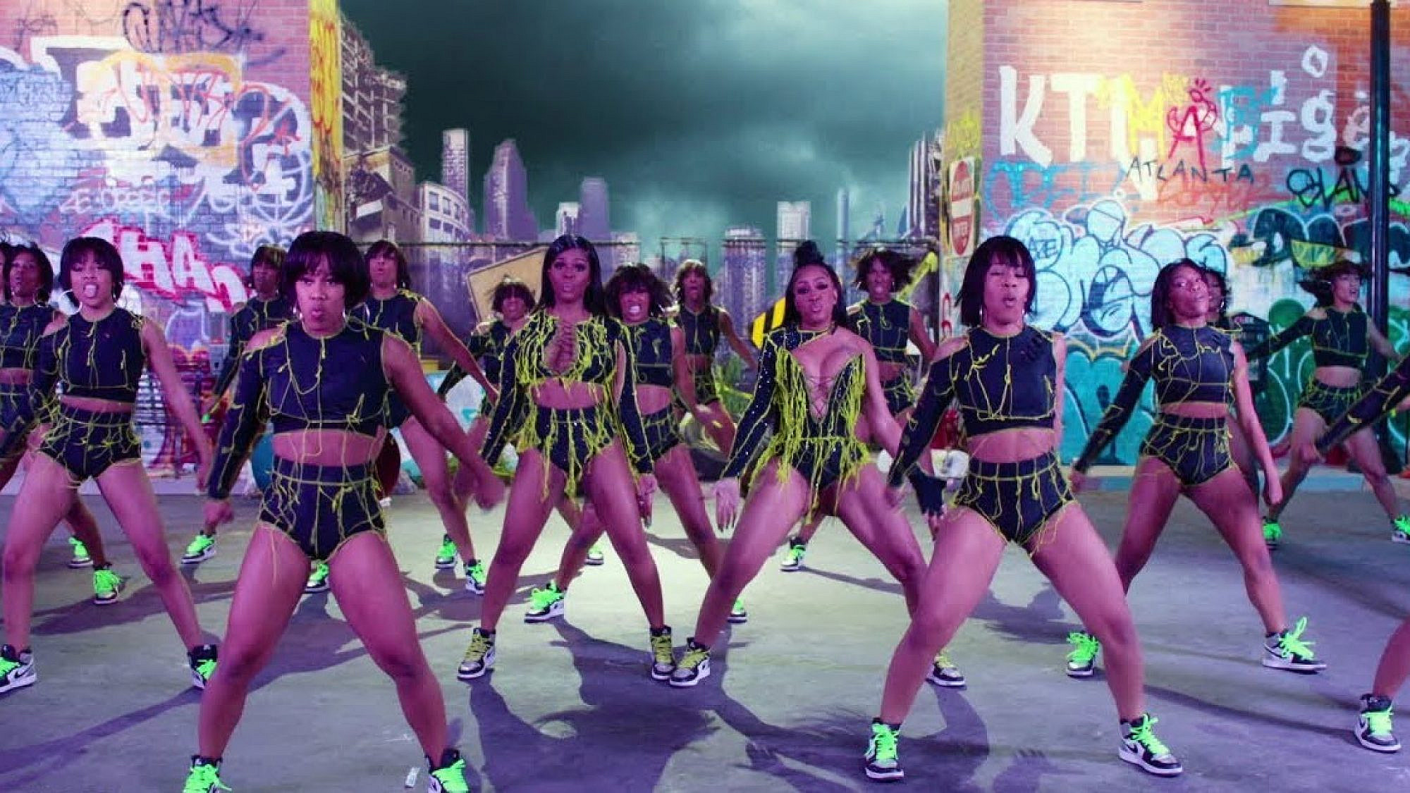 סיטי גירלס בקליפ שביימה מיסי אליוט