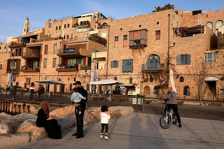 משפחה ערבית בנמל יפו. למצולמים אין כל קשר לכתבה (צילום: מנחם כהנא\AFP\גטי אימג'ס)