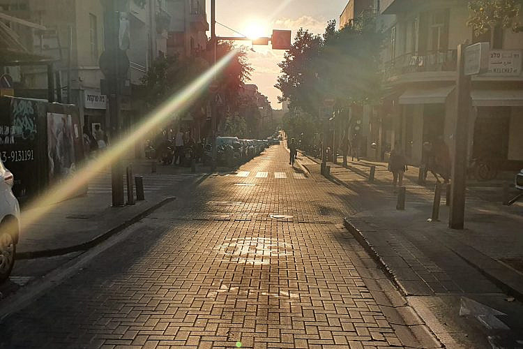 שעת הזהב של תל אביב. השמש שוקעת, רחוב שינקין זורח (צילום: מערכת טיים אאוט)