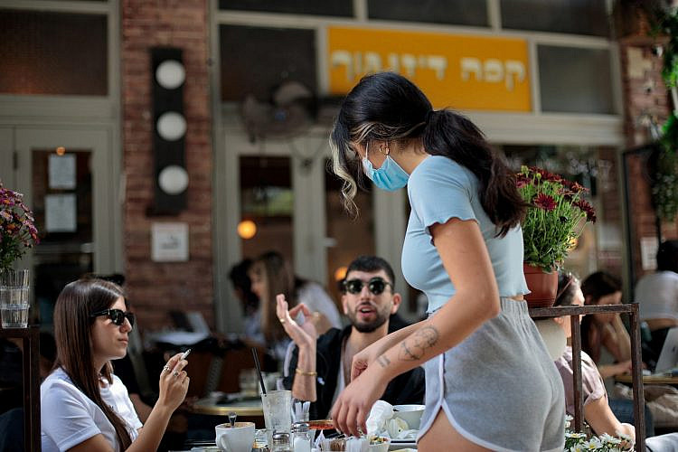 התו הירוק? כולם יודעים שישיבה על ארגזי תנובה מדבקת פחות (צילום: שאטרסטוק)