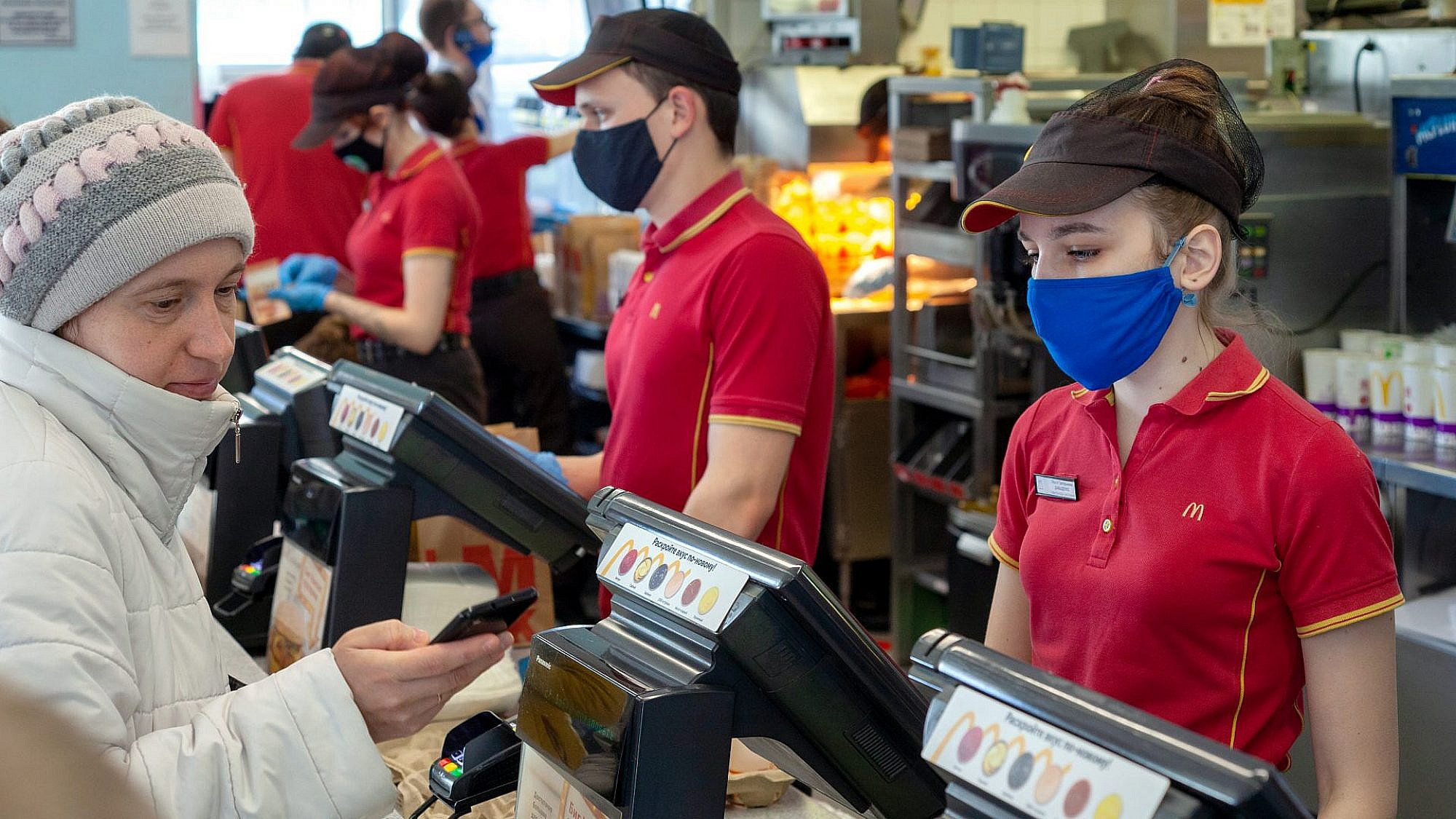 חלום שחלמנו על עובדי מקדונלדס במסיכות. התעוררנו וגילינו שהוא קיים רק בשאטרסטוק.