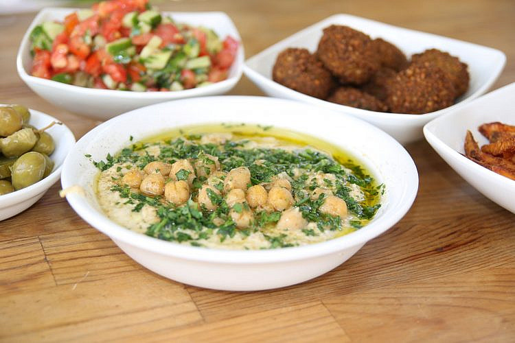 רוכבים בשביל החומוס (צילום: יואב לביא)