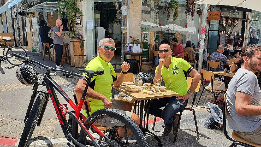 ירון גוטמרק ויואב לביא. מתוך "רוכבים בשביל החומוס"