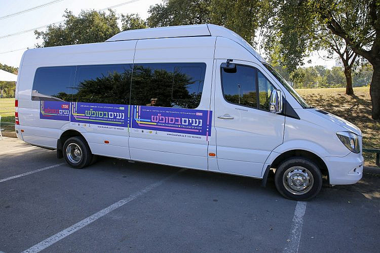 באמת נעים. מיניבוס של השירות (צילום באדיבות דוברות עיריית תל אביב-יפו)