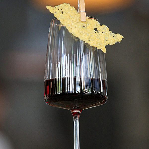 משהו קטן ליד היין. דיקנטר (צילום: שלומי יוסף) משהו קטן ליד היין. דיקנטר (צילום: שלומי יוסף)