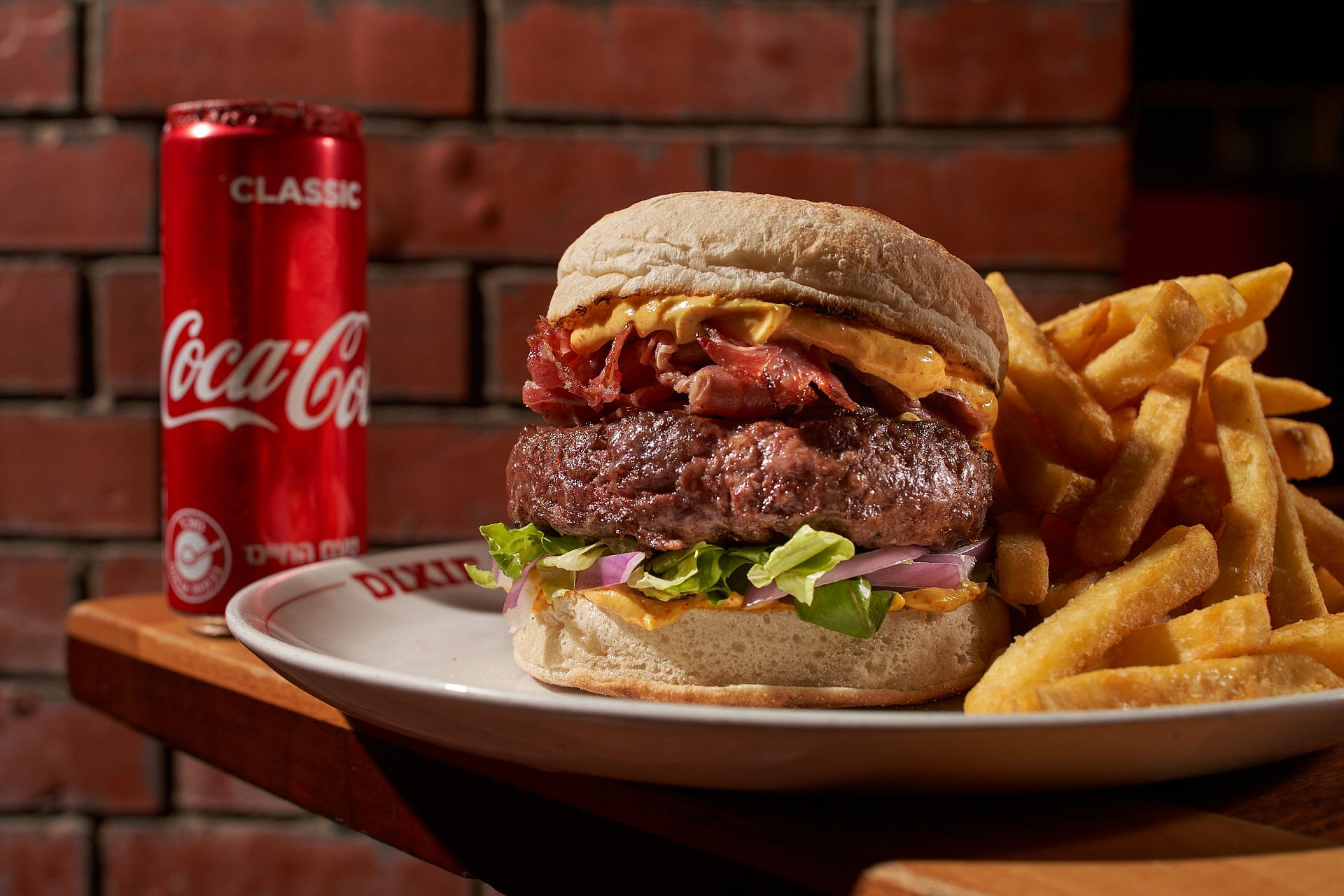 המבורגר וקוקה-קולה. צילום: אנטולי מיכאלו