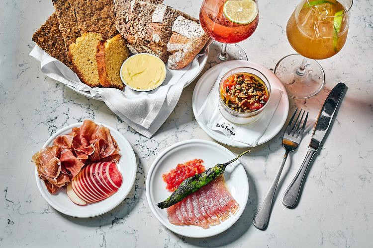 פנקוטה מלוחה בקפה אירופה (צילום: אמיר מנחם)