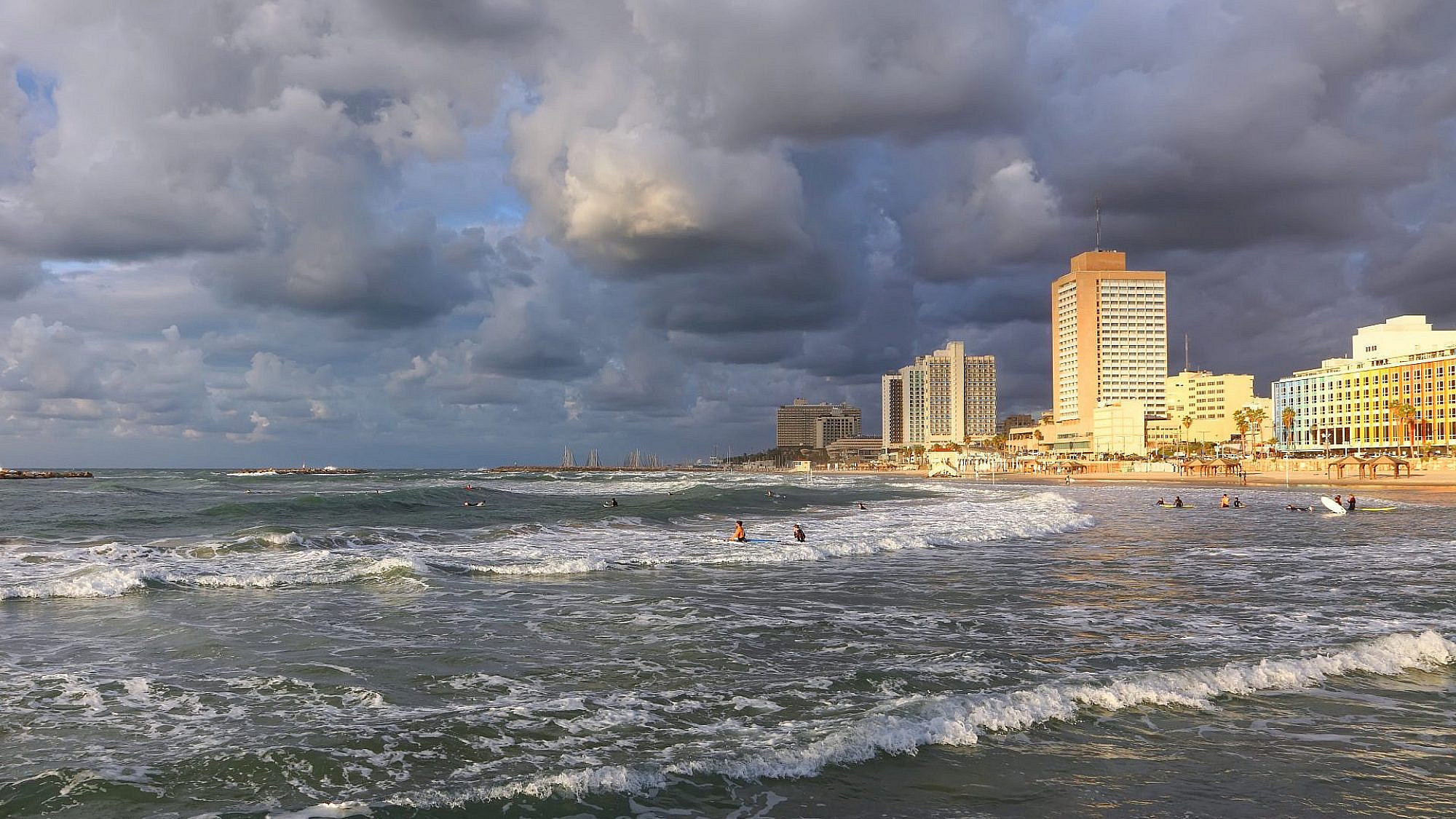 תל אביב בחורף. צילום: shutterstock