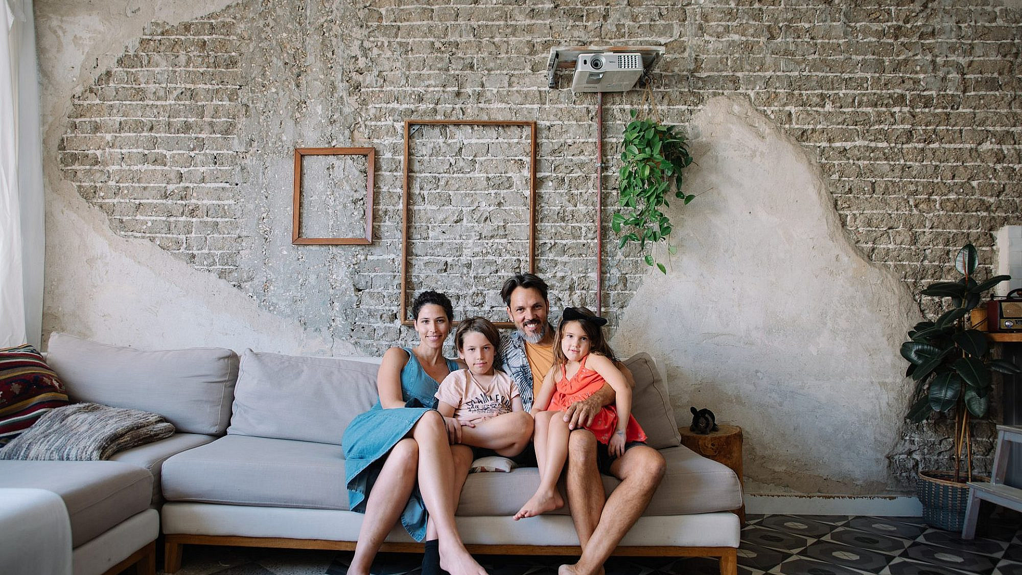 גאיה, דאריל, אדם ורוני בסלון הדירה (צילום: אור עדני)