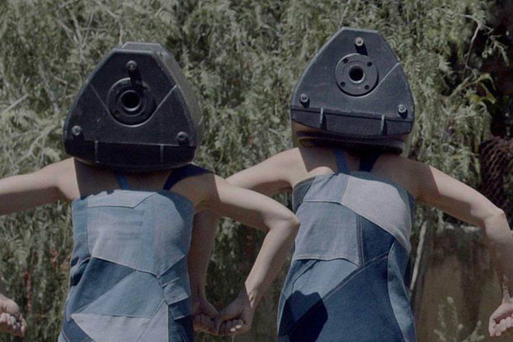חצי אישה, חצי מערכת סאונד. מתוך עבודת הוידיאו-דאנס של בר אלטרס (צילום: אביב נחשבון ודניאל אברג'יל)