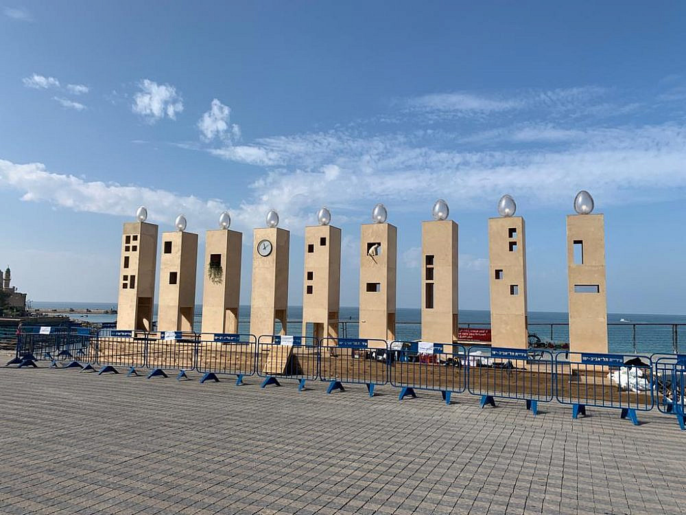 מיצב החנוכיה האינטראקטיבי בנמל יפו (צילום באדיבות דוברות עיריית תל אביב-יפו)