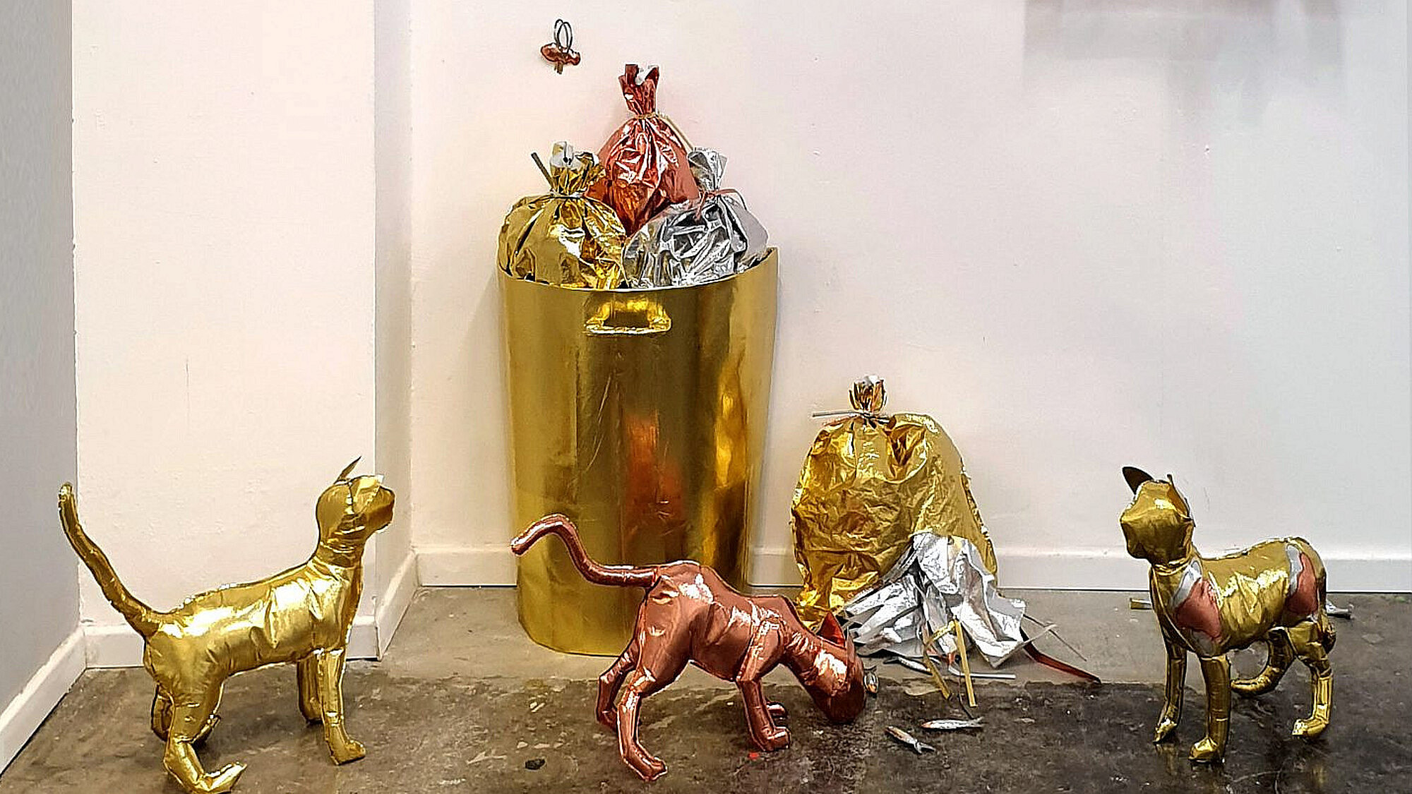 כן כן, זה הכל משקיות של גלידה. מתוך "השדה של גולדה" (צילום: ניר פרידמן)