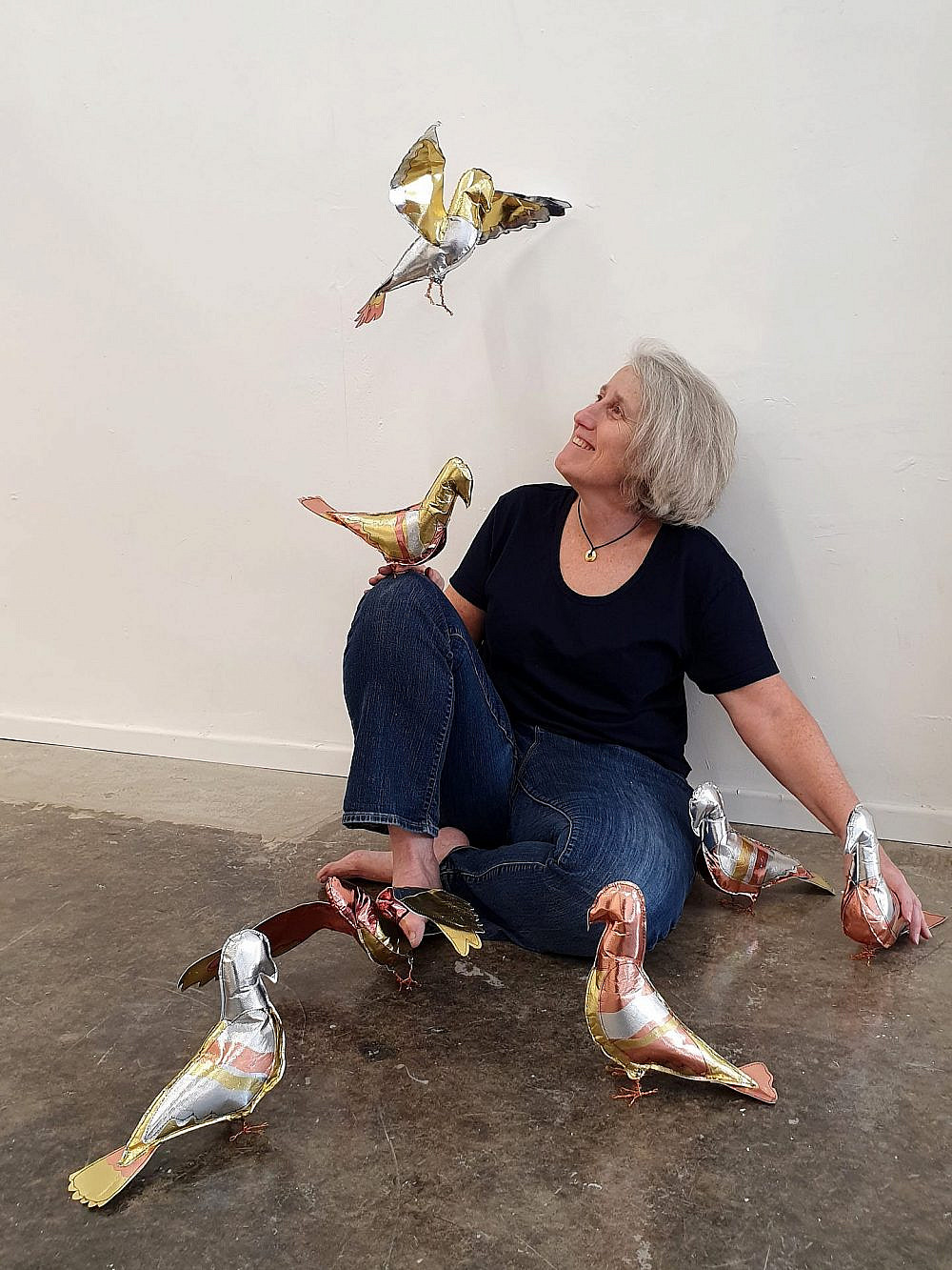 האמנית יעל פרידמן והיונים שלה (צילום: ניר פרידמן)