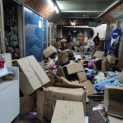 כאוס וטינופת במתחם התחנה המרכזית (צילום: מתוך עמוד הפייסבוק של הבלוק)