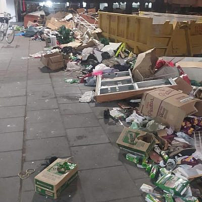 כאוס וטינופת במתחם התחנה המרכזית (צילום: מתוך עמוד הפייסבוק של הבלוק)