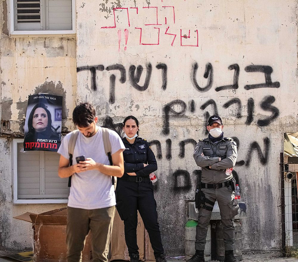 יס&quot;מניקים ומג&quot;בניקים מרחיקים עיתונאים מהשטח (צילום: שאול גרינפלד)