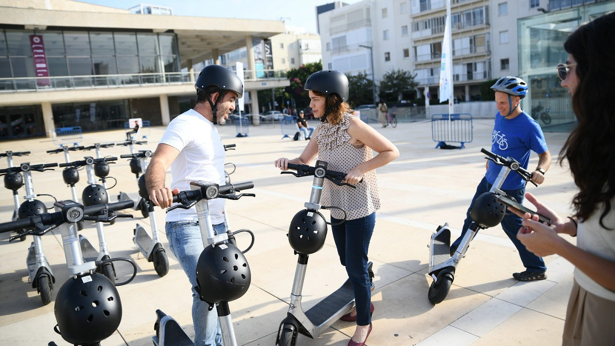 אולי תפתחו תחנה מרכזית לקורקינטים. השרה לאיכות הסביבה תמר זנדברג (צילום: דניס קפל באדיבות חברת Bird) אולי תפתחו תחנה מרכזית לקורקינטים. השרה לאיכות הסביבה תמר זנדברג (צילום: דניס קפל באדיבות חברת Bird)