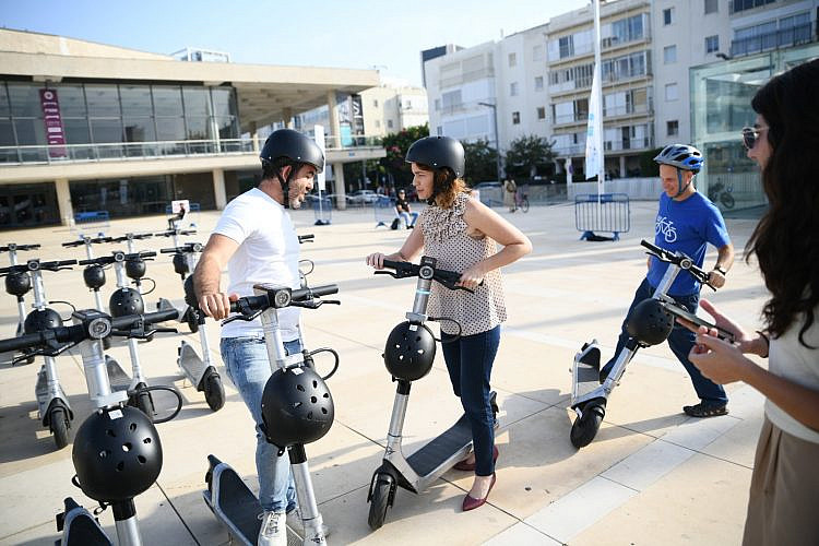 אולי תפתחו תחנה מרכזית לקורקינטים. השרה לאיכות הסביבה תמר זנדברג (צילום: דניס קפל באדיבות חברת Bird)