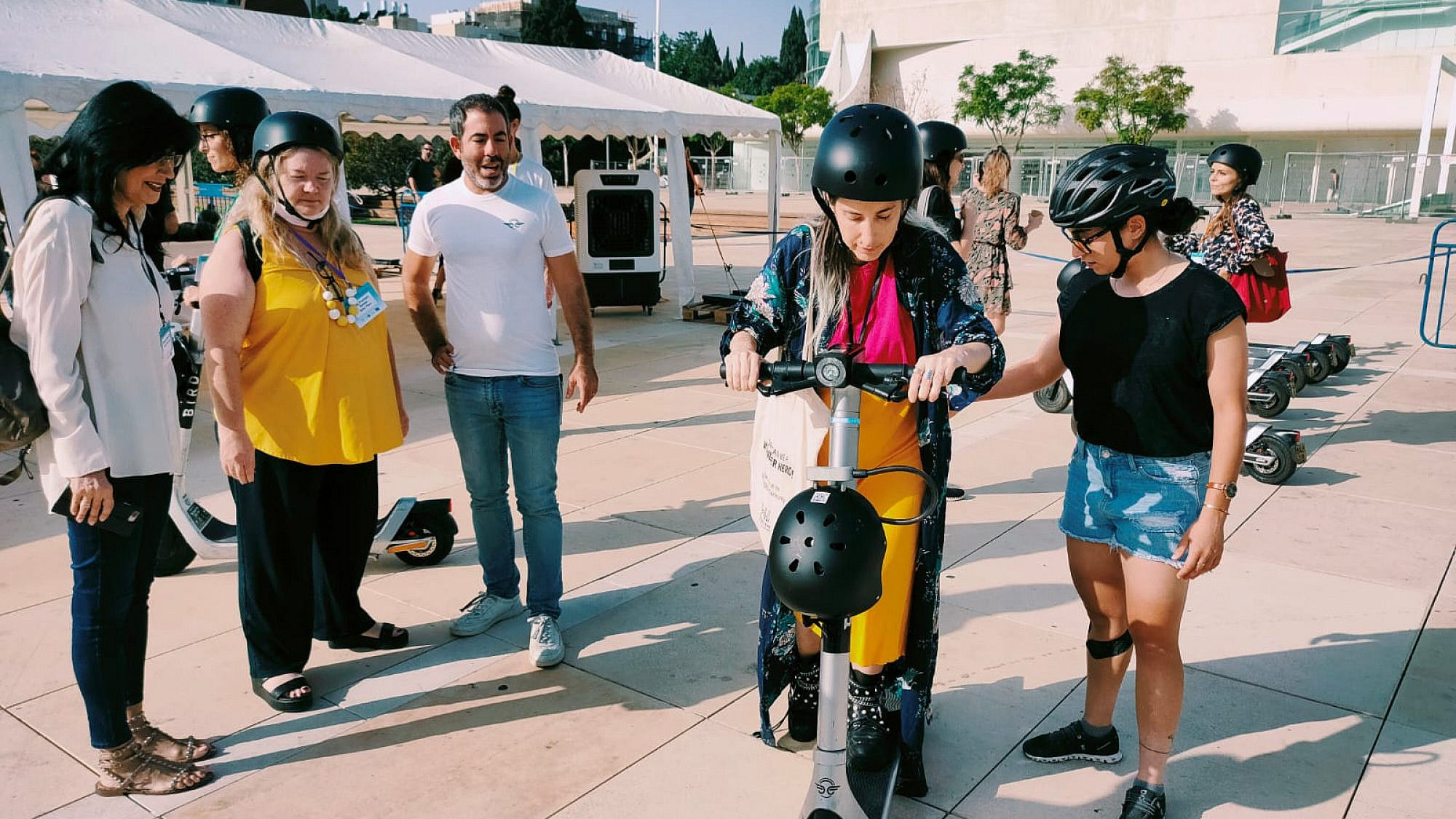 ייתכן שבתמונה מצולמת כותבת הידיעה. נחשו מי זו. צילום: דניס קפל באדיבות חברת Bird ייתכן שבתמונה מצולמת כותבת הידיעה. נחשו מי זו. צילום: דניס קפל באדיבות חברת Bird