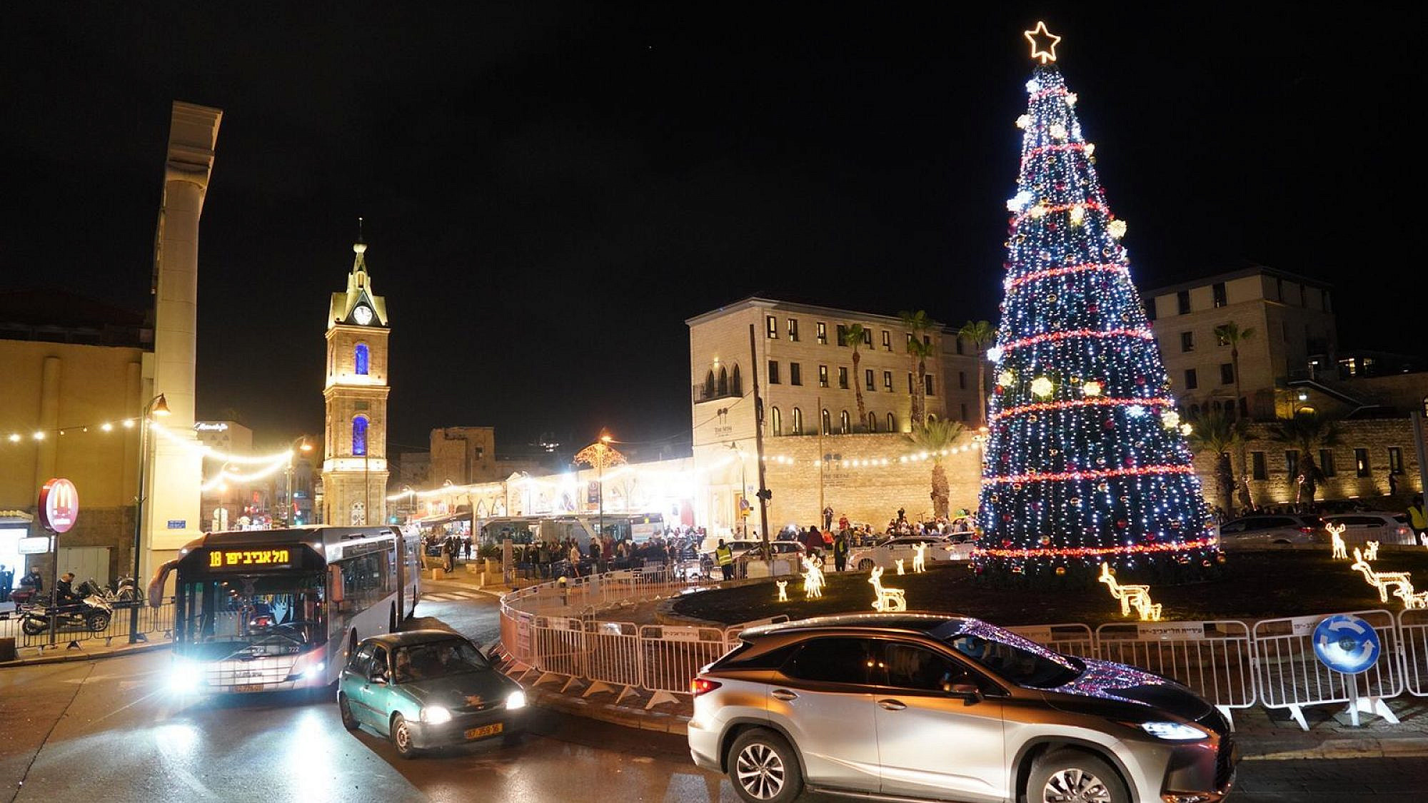 עץ חג המולד בכיכר השעון. צילום: עיריית ת"א-יפו