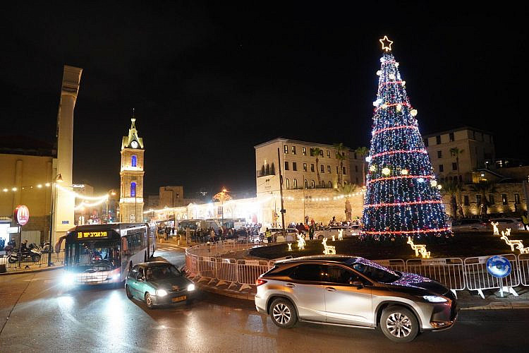 עץ חג המולד בכיכר השעון. צילום: עיריית ת"א-יפו