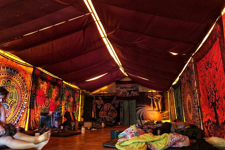 אוהל טקס שתיית איווסקה (צילום: שאטרסטוק)