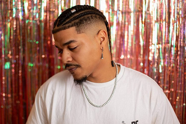 שחר סאול. הרווקים והרווקות הנחשקים 2022 (צילום: מיקה גורוביץ, ארט דיירקטור: הדר חזן, צולם ב־We Work הזרם)