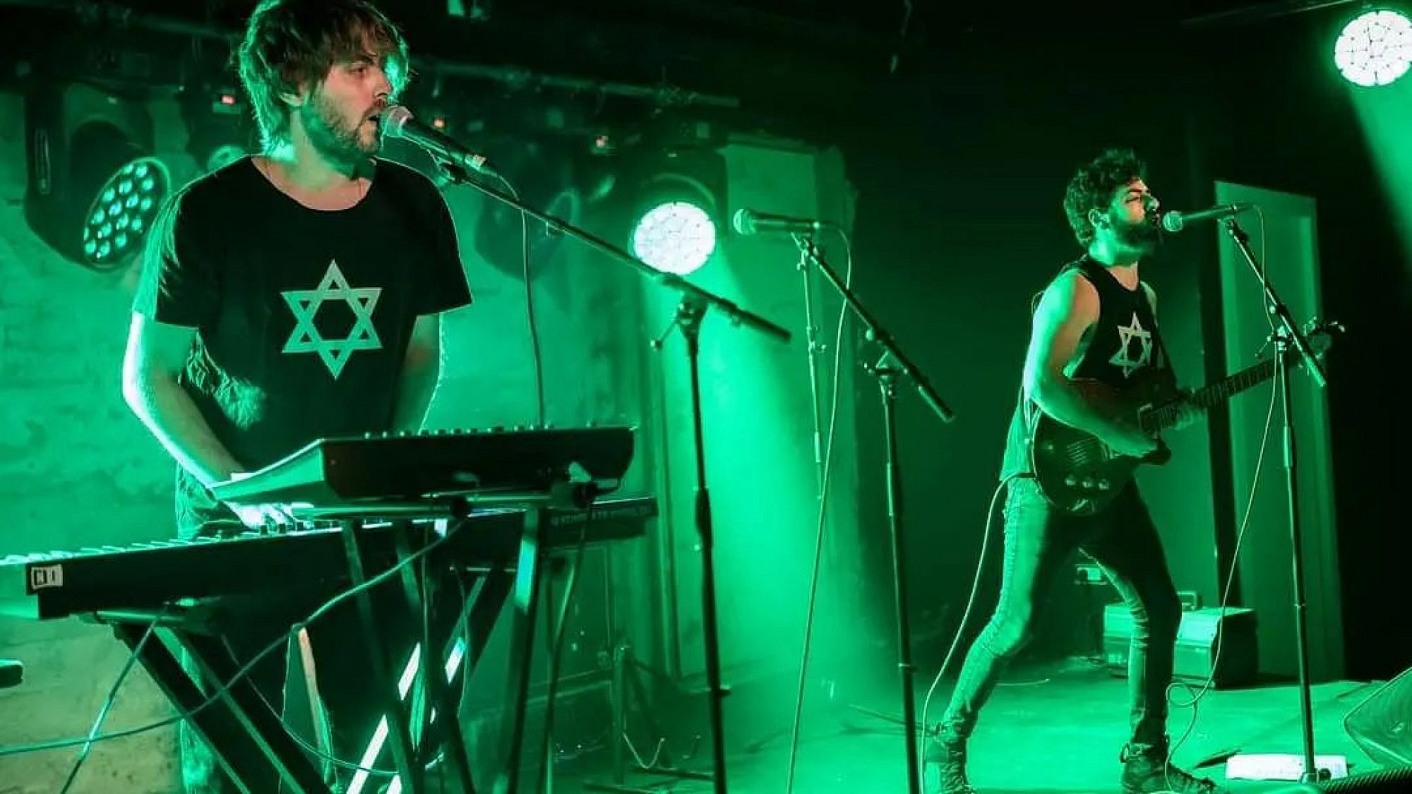 האחים הספרי, WC. מתוך עמוד הפייסבוק של ההרכב