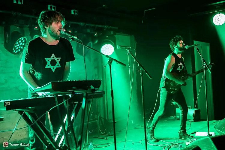 האחים הספרי, WC. מתוך עמוד הפייסבוק של ההרכב