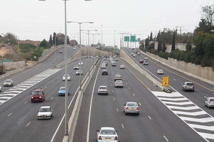 לא בתמונה: תחב"צ. מחלף הכפר הירוק (צילום: Idobi \\ ויקיפדיה)