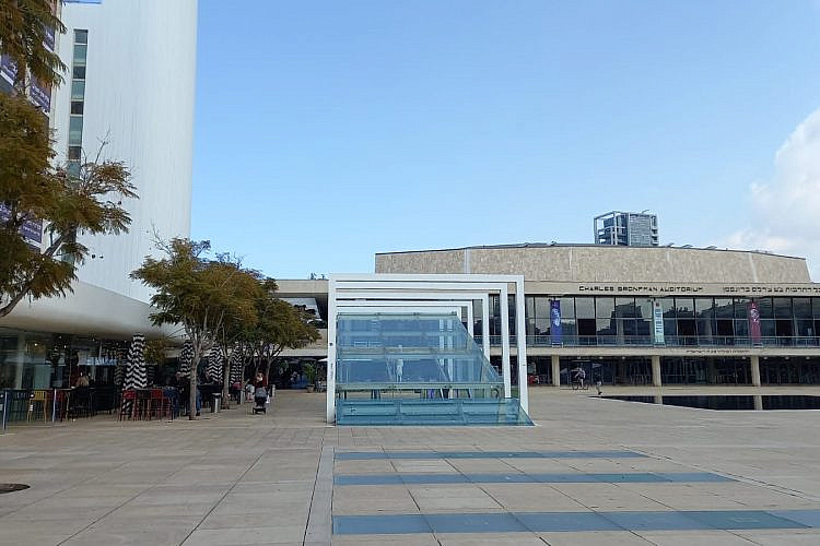 כיכר הבימה הבוקר, אחרי שהעשן התפזר. צילום: מערכת טיים אאוט