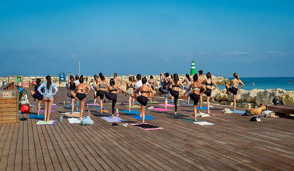 אין על פעילות גופנית, אנחנו מתמידים פעם בשנה. יוגה בנמל תל אביב (צילום: שאטרסטוק)