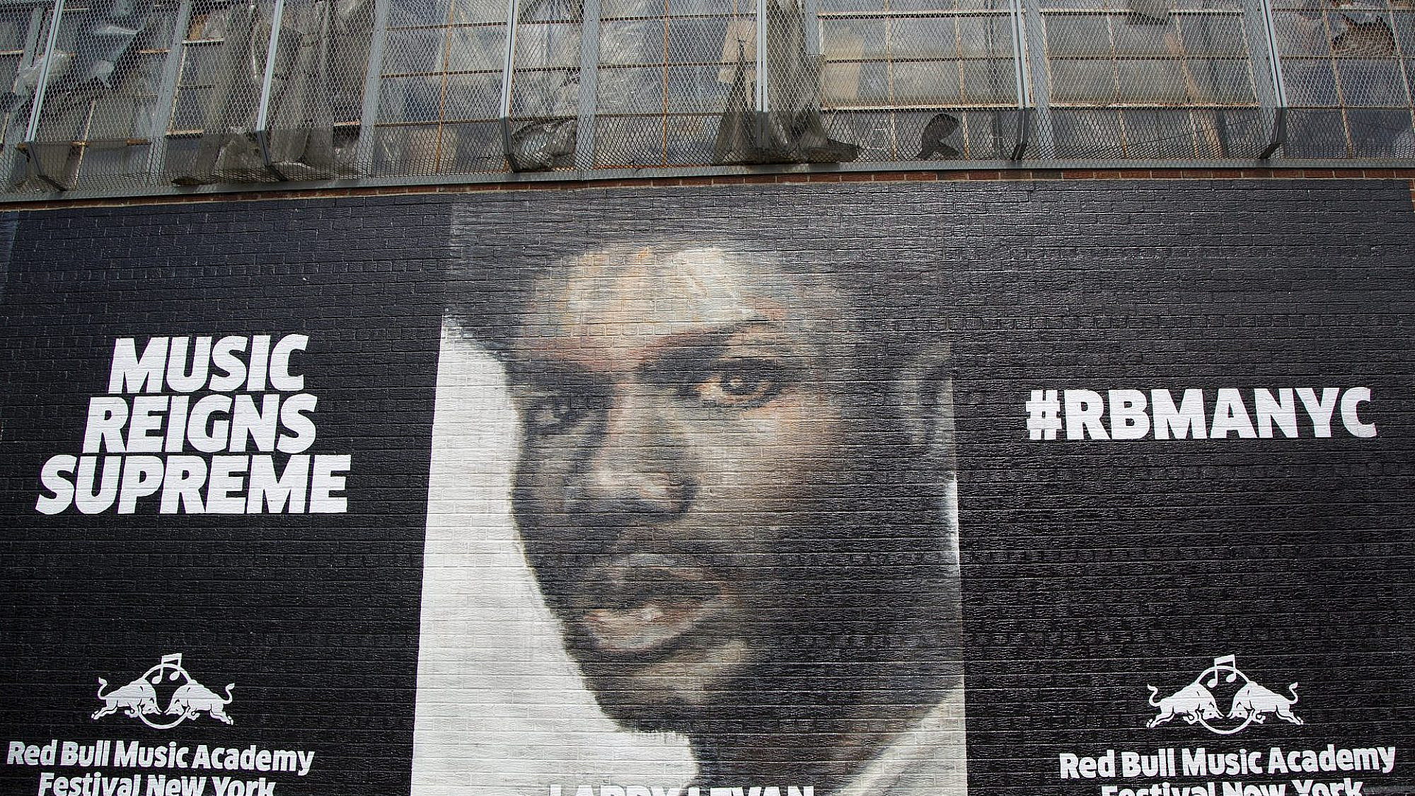 פרסומת עם תמונתו של לארי לאבן בברוקלין. צילום: shutterstock