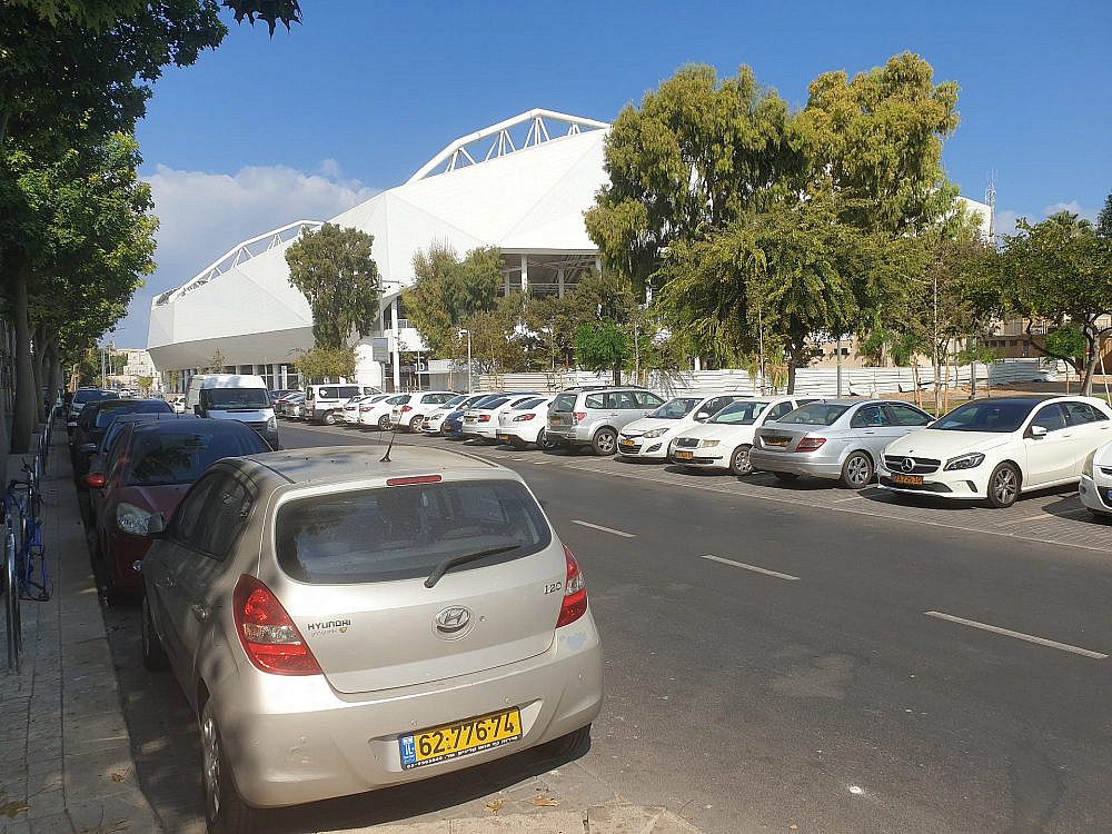 לפחות לחניות דאגתם. רכבים מחוץ לבלומפילד. השאירו אותם בבית. צילום: shutterstock לפחות לחניות דאגתם. רכבים מחוץ לבלומפילד. השאירו אותם בבית. צילום: shutterstock