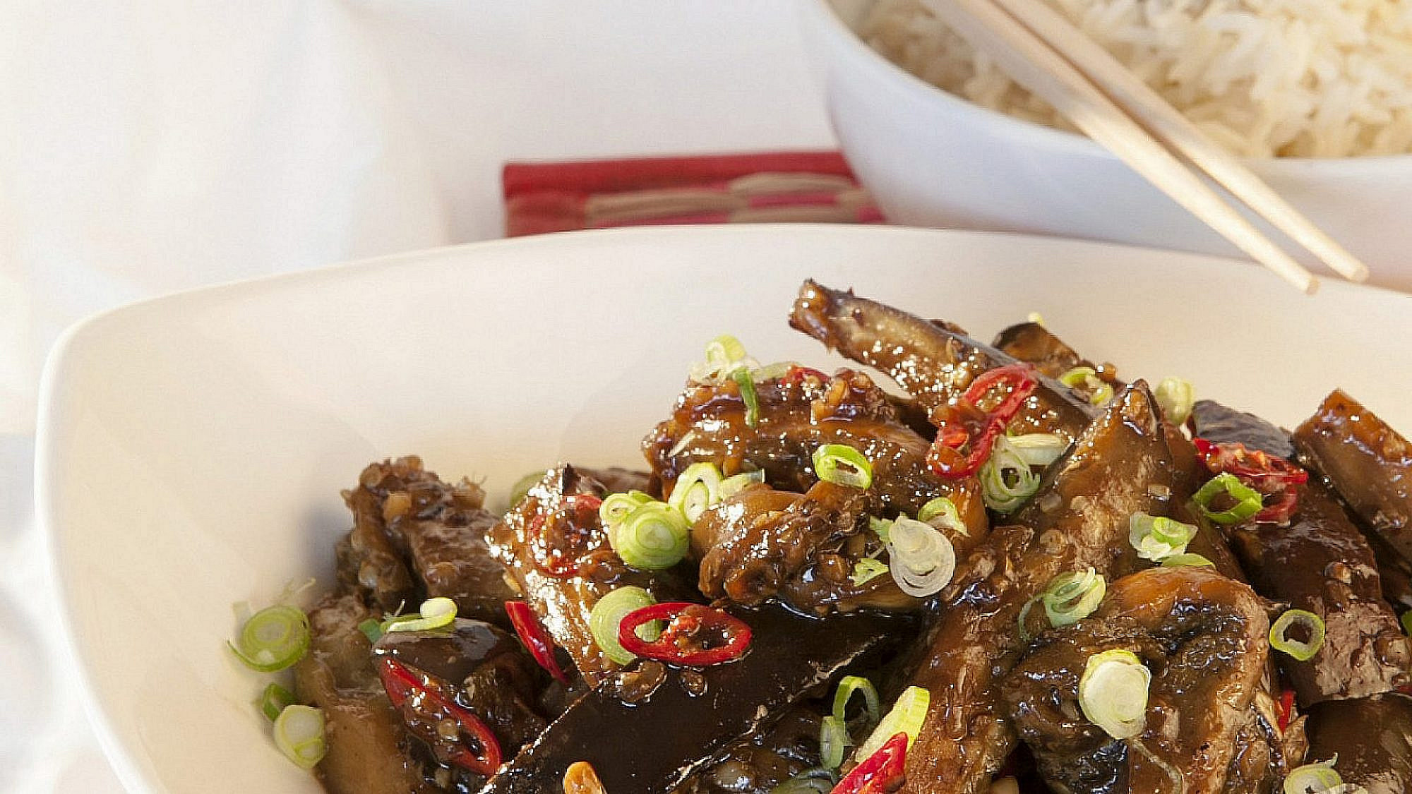 חצילים נוסח סצ'ואן של שף ישראל אהרוני. צילום: שי נייבורג חצילים נוסח סצ'ואן של שף ישראל אהרוני. צילום: שי נייבורג