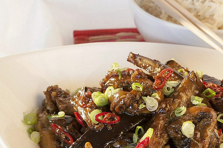 חצילים נוסח סצ'ואן של שף ישראל אהרוני. צילום: שי נייבורג