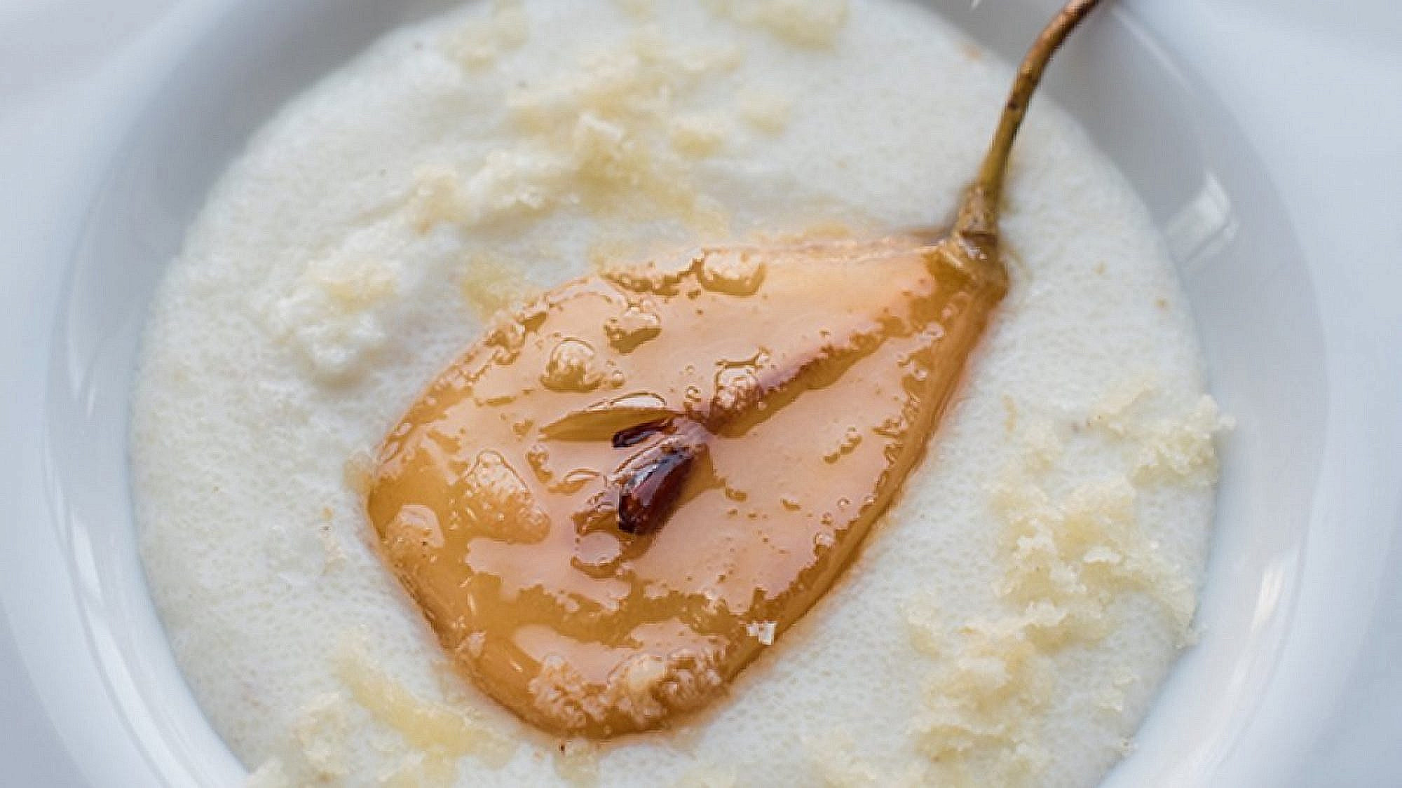 דייסת סולת עם אגס מקורמל ומרציפן של שף חיים כהן. צילום: נמרוד סונדרס