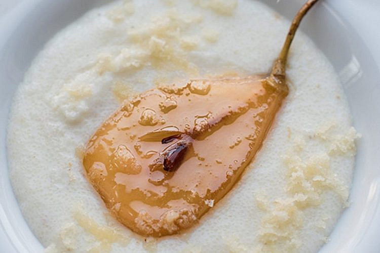 דייסת סולת עם אגס מקורמל ומרציפן של שף חיים כהן. צילום: נמרוד סונדרס