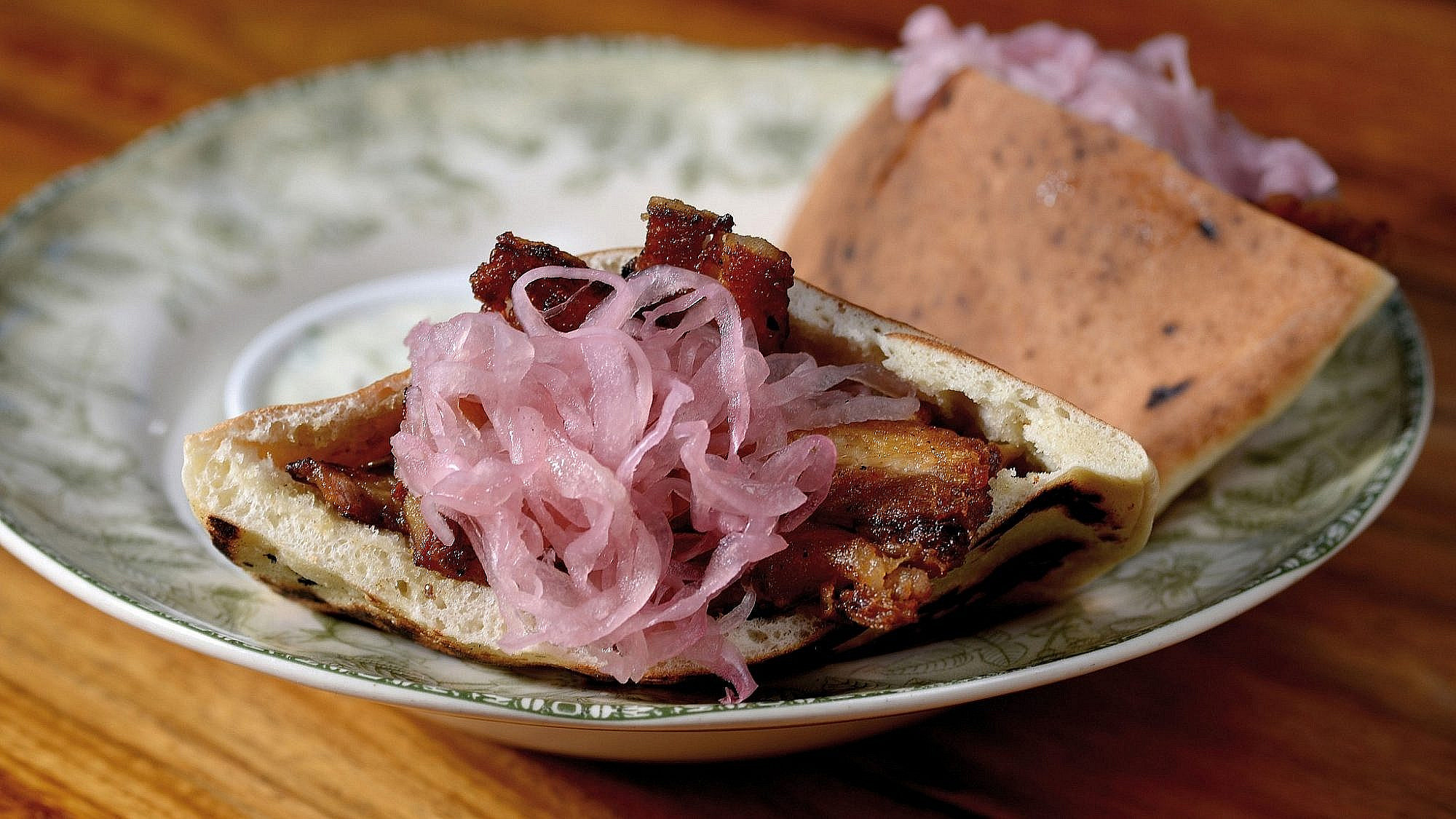 שווארמה חזיר, שף אילון עמיר מסעדת בסטה. צילום: רן בירן