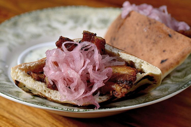 שווארמה חזיר, שף אילון עמיר מסעדת בסטה. צילום: רן בירן