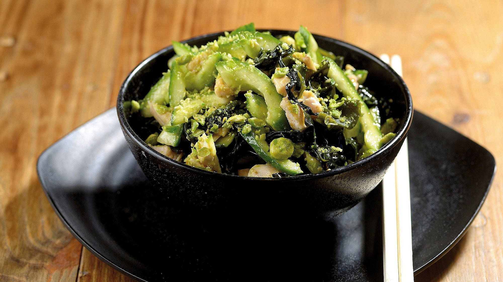 סלט עוף עם מלפפונים ואצות של שף ישראל אהרוני. צילום: רן בירן