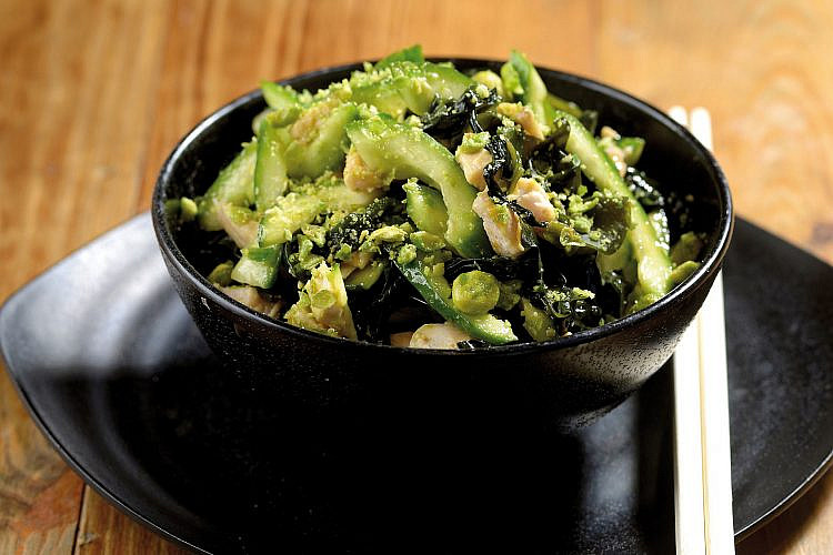 סלט עוף עם מלפפונים ואצות של שף ישראל אהרוני. צילום: רן בירן