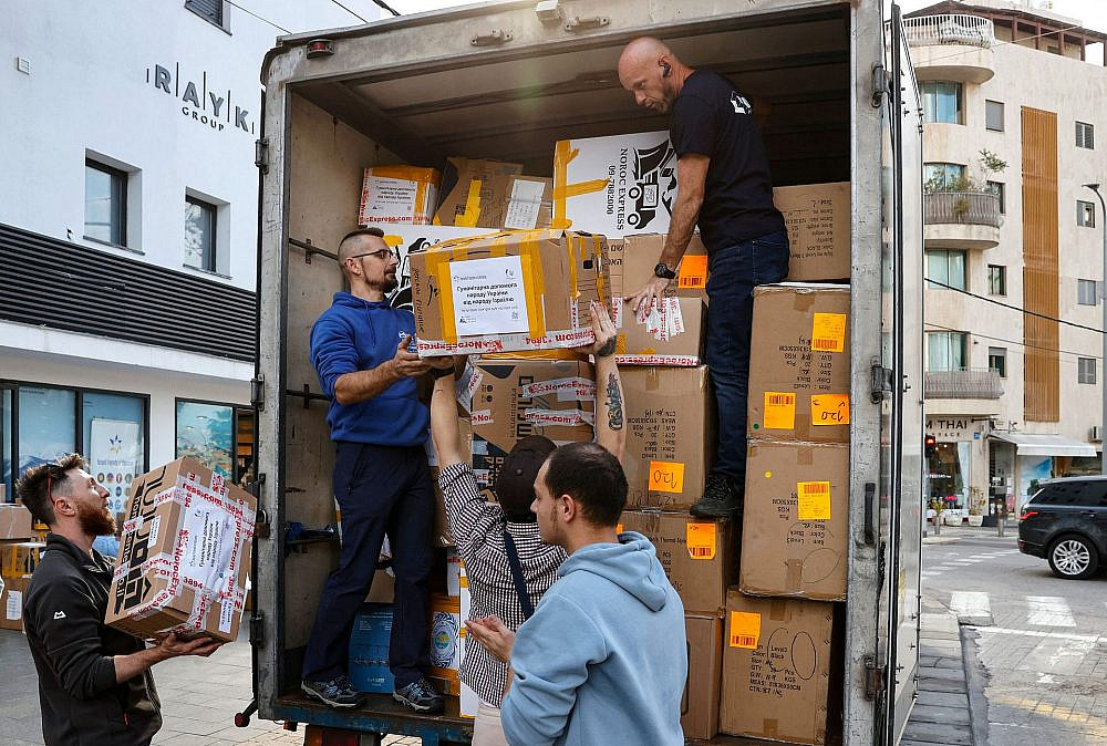 תרמו עכשיו. ארגון &quot;חברים ישראלים של אוקראינה&quot; מעמיס תרומות על משאית (צילום: גטי אימג'ס)