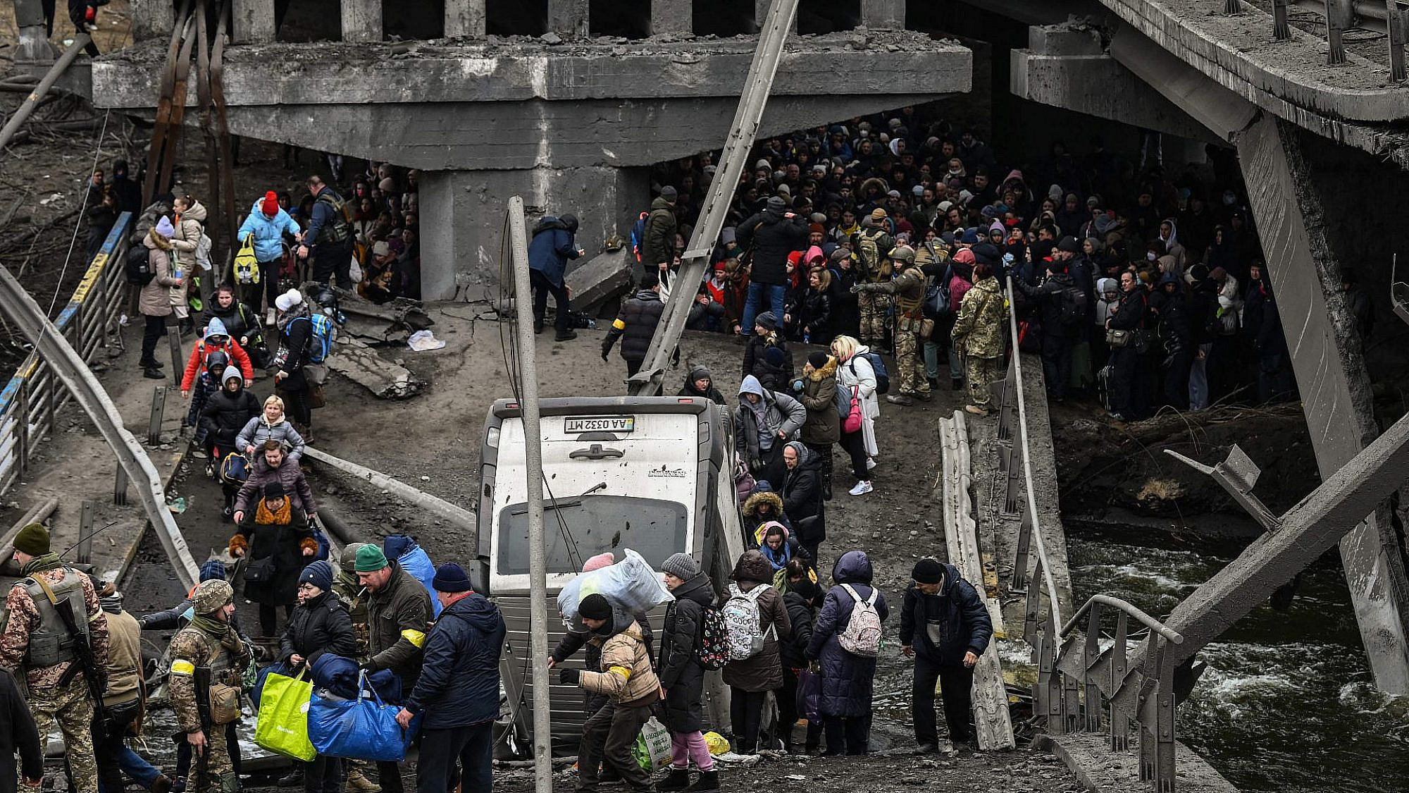 עזרה בדרך? פליטים אוקראינים נמלטים מהעיר המופצצת (צילום: גטי אימג'ס)