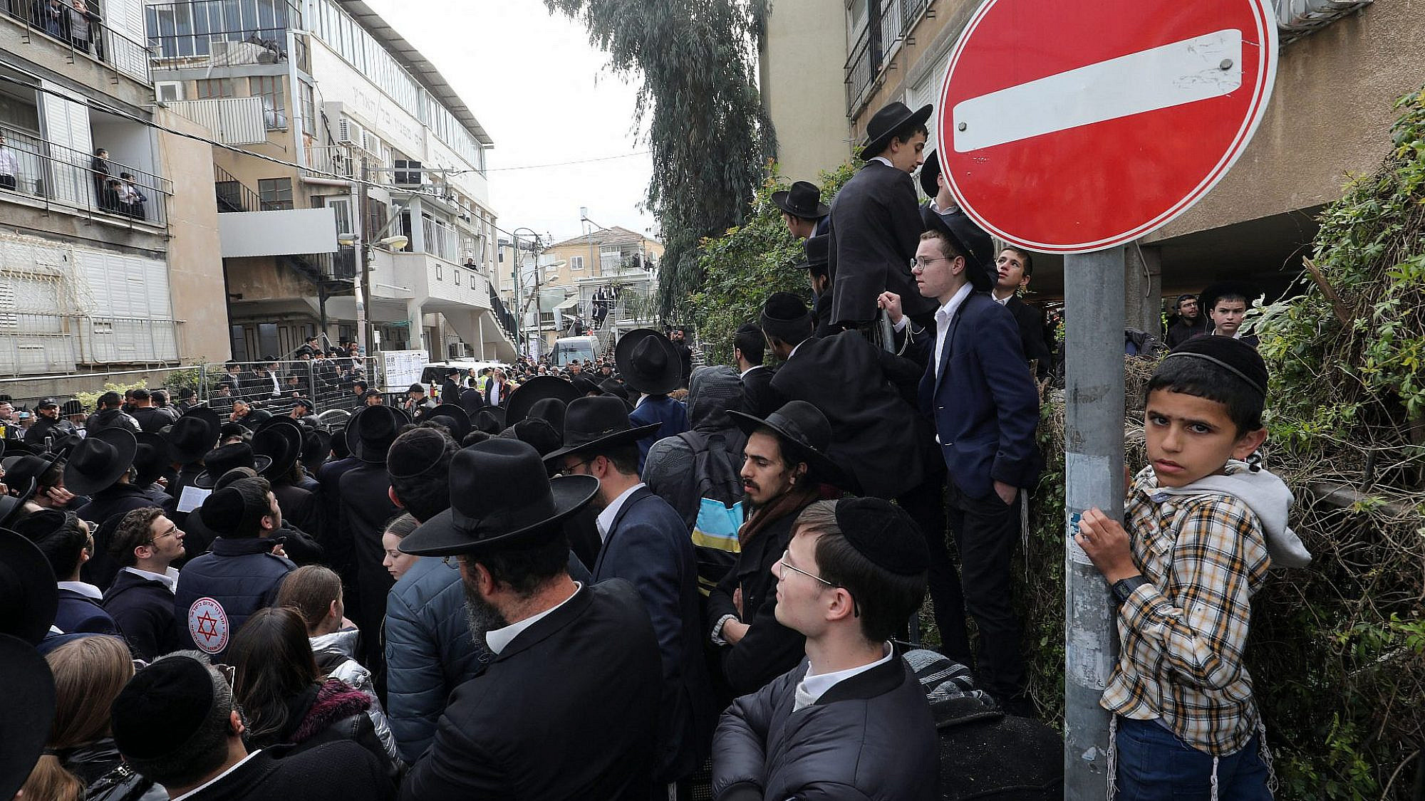 המונים מתגודדים בבני ברק לקראת הלוויתו של הרב קנייבסקי ז"ל (צילום: AFP/גטי אימג'ס)