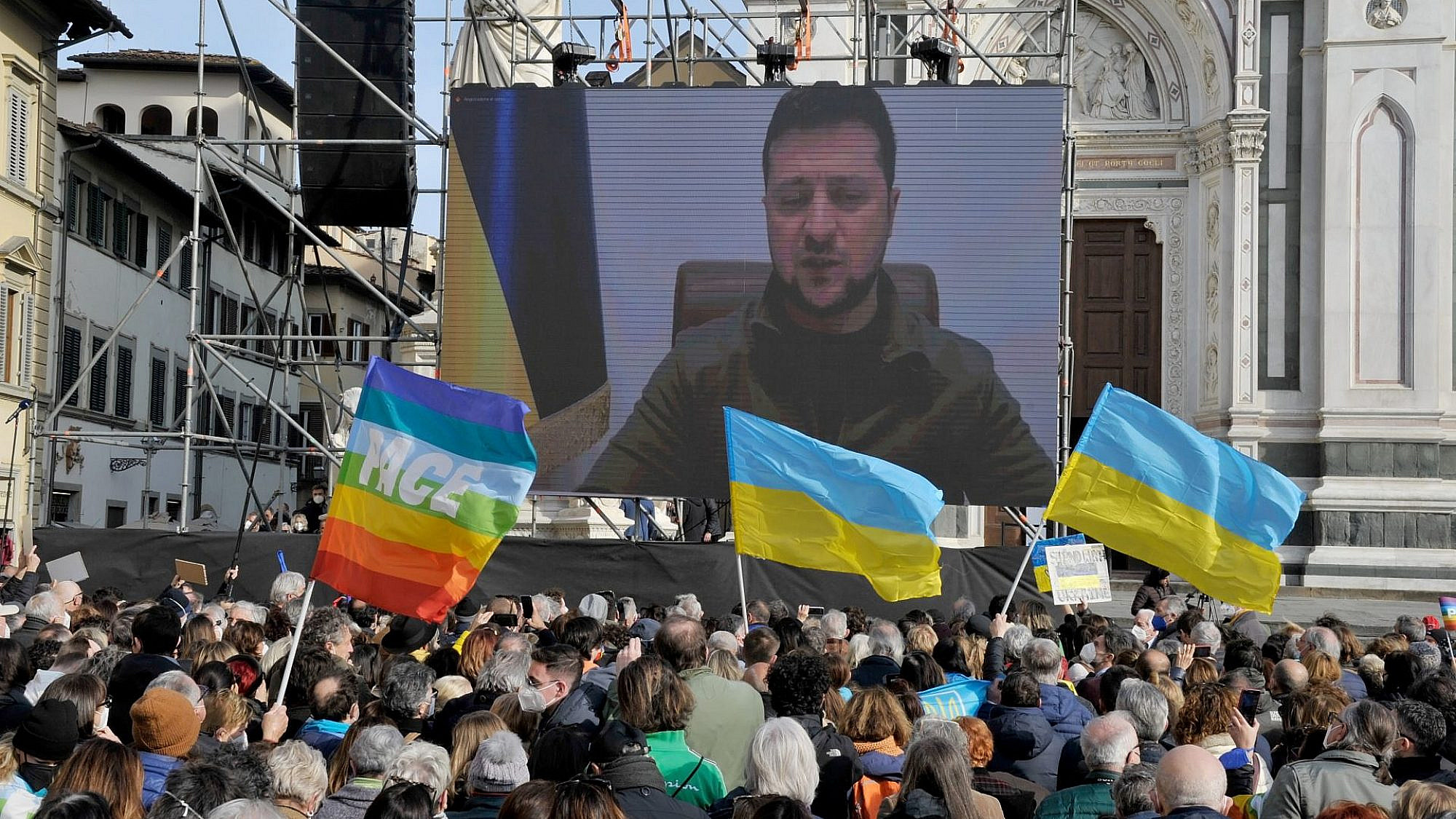 דגל אוקראינה כבר יש לכם? זלנסקי נואם במהלך הפגנה בפירנצה השבוע (צילום: גטי אימג'ס)