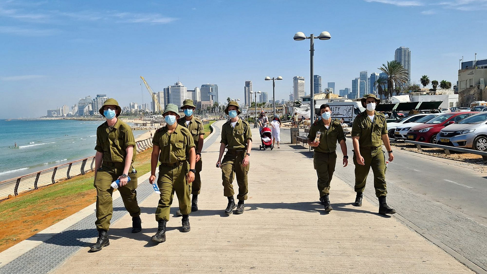 חיילים בתל אביב (צילום: שאטרסטוק)