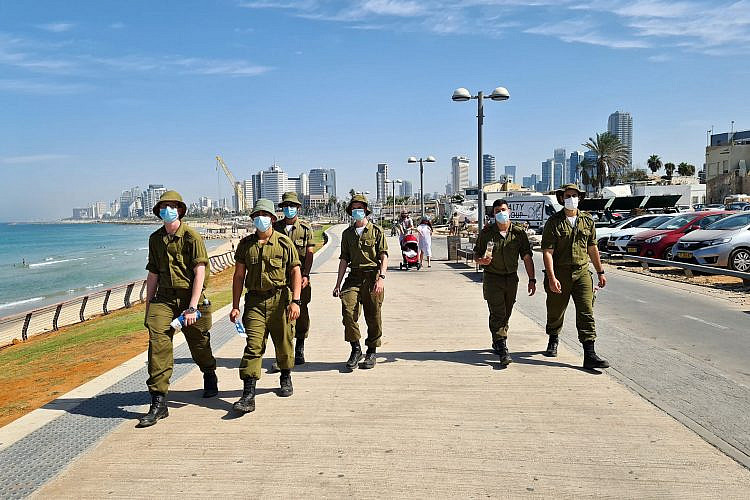 חיילים בתל אביב (צילום: שאטרסטוק)