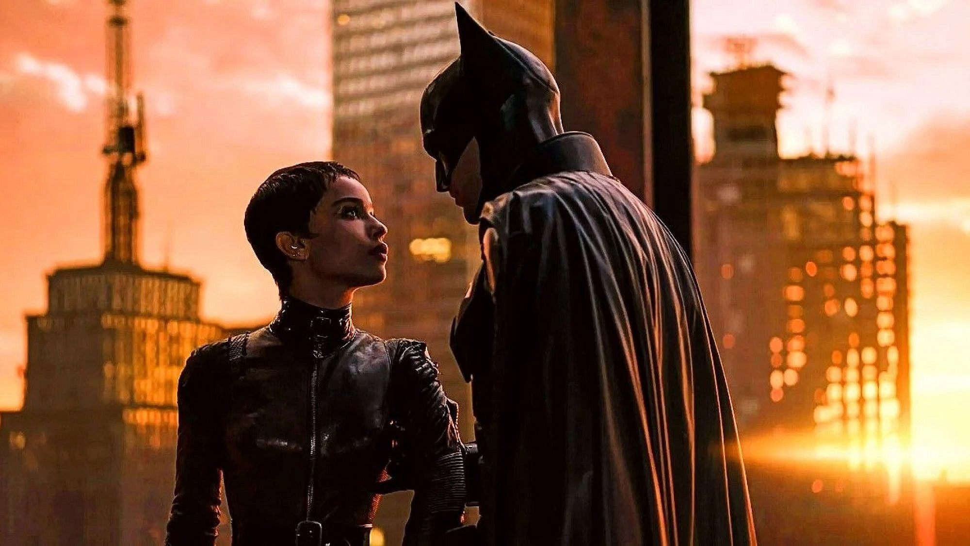 לוהטים כמו נשיקה אמתית בין עטלף לחתולה. רוברט פטינסון וזואי קרביץ. מתוך הסרט "באטמן"