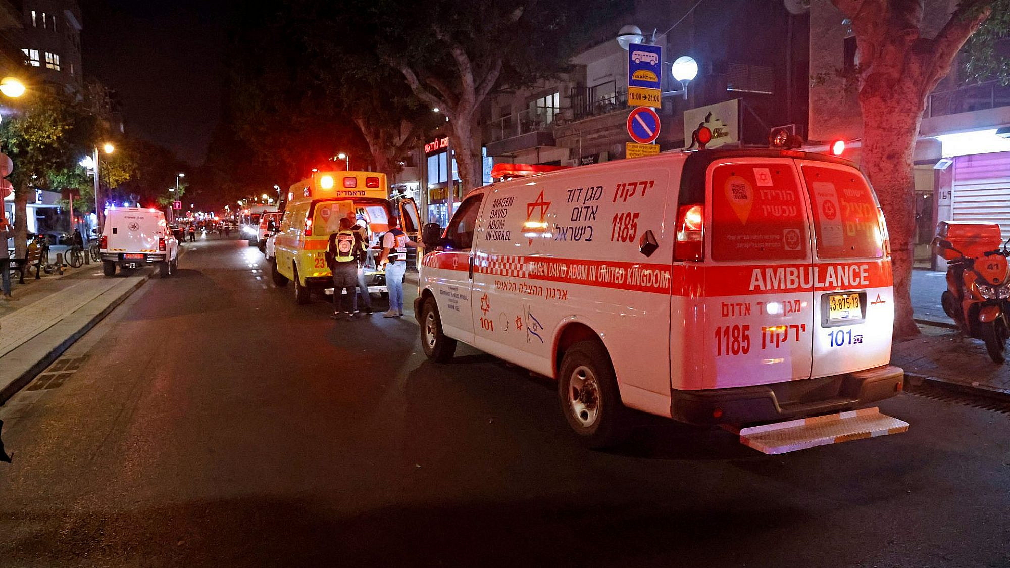 הפיגוע בבר אילקה. אמבולנסים ברחוב דיזנגוף, הערב (צילום: ג'ק גואז/AFP/גטי אימג'ס)